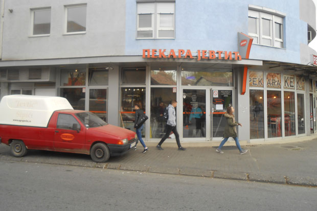 МАЛОЛЕТНИЦА ИЗАЗВАЛА УДЕС? Аутомобил улетео у пекару, повређене три особе