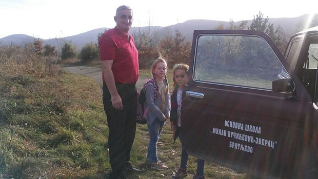 ЉУБАВ И ПОШТОВАЊЕ ПРЕМА ДИРЕКТОРУ: Уча ђаке превози до клупа