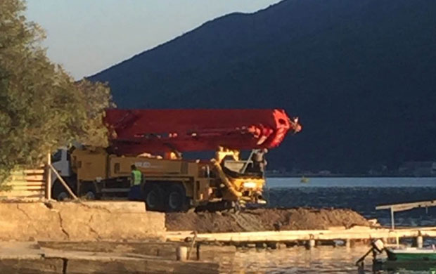 КУМБОРАНИ ЗАБРИНУТИ ЗА БОКОКОТОРСКИ ЗАЛИВ: Несавесни градитељи у море истоварају шут и перу миксере?