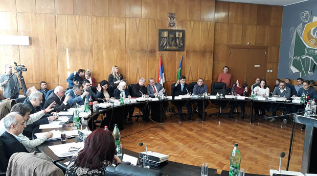 БОРУ ПРЕТИ КОЛАПС: Нагомилани дугови гуше јавни сектор