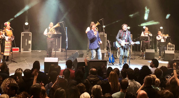 ПАРИЗ НА НОГАМА: Смех и сузе бивше Југе на концерту Бијелог дугмета (ФОТО)