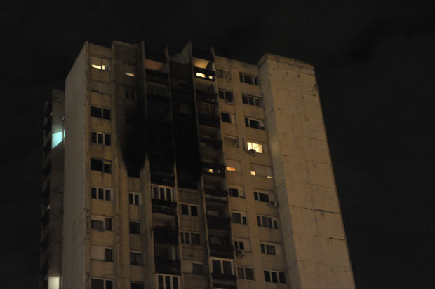 УГАШЕН ВЕЛИКИ ПОЖАР НА НОВОМ БЕОГРАДУ: Власник стана се намерно запалио? (ФОТО)