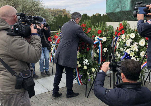 Милорад Пуповац положио венац у пратњи полиције 