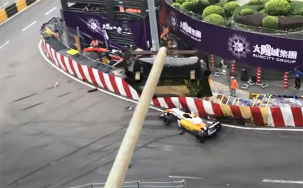 Прекинута трка Формуле након несреће, повређено више особа (УЗНЕМИРУЈУЋИ СНИМАК)