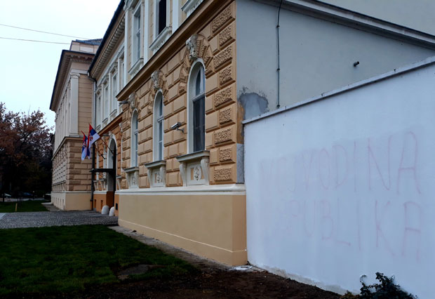 ПРОВОКАТИВАН ГРАФИТ У НОВОМ САДУ: Прекречено Војводина република