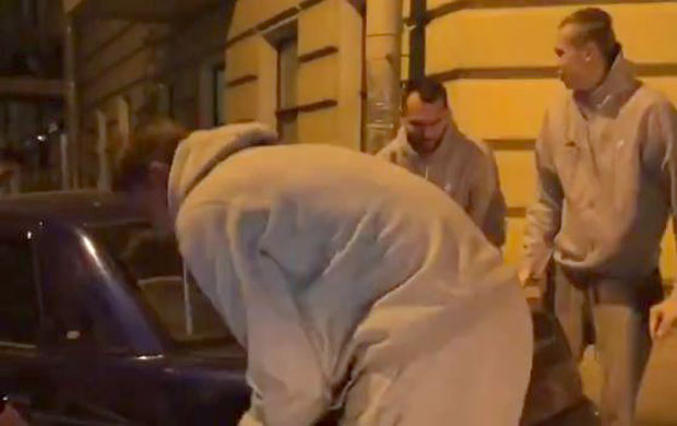 ВИДЕО: Клупски аутобус није могао да се окрене, па су на сцену ступили кошаркаши