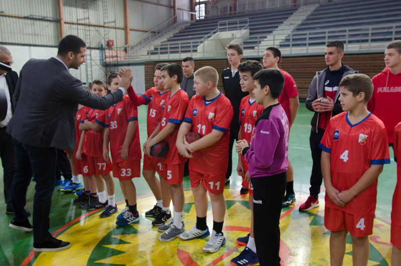 Удовичић посетио општину Кула и уручио вредну донацију у спортској опреми школама