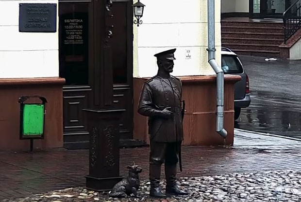 ПОГЛЕДАЈТЕ: Полицајци натерали дечака да се извини - споменику (ВИДЕО)