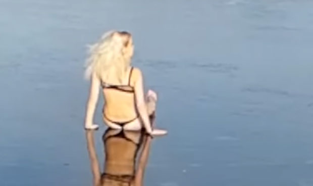 Плавуша у доњем вешу се залетела у залеђено језеро, али ово није очекивала (ВИДЕО)