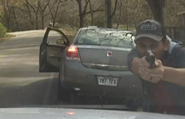 ПУЦЊАВА КАО У ФИЛМОВИМА: Зауставио га полицајац, он запуцао (ВИДЕО)