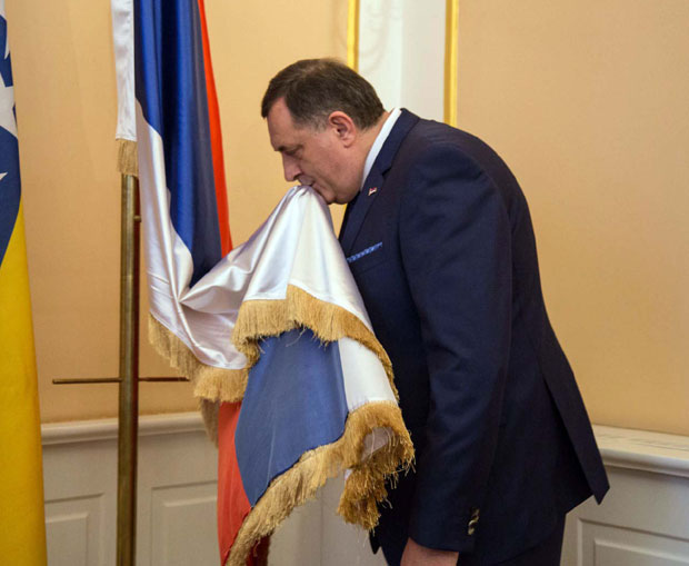 Додик пољубио заставу Републике Српске у Сарајеву
