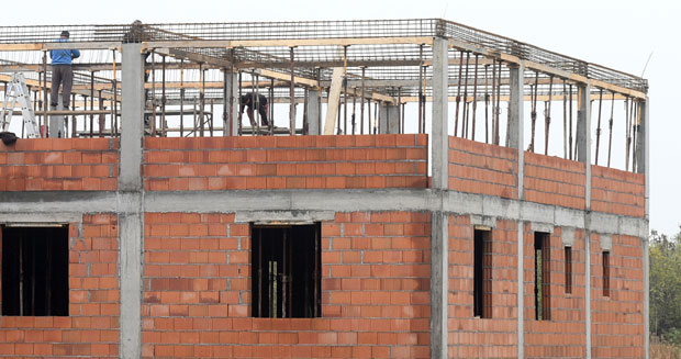 Обрушио се зид на градилишту у Миријеву, нема повређених