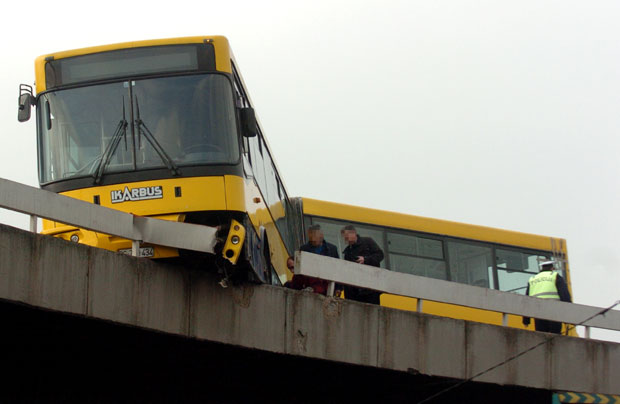 УДЕС КОД ЈАКОВА: Аутобус пробио заштитну ограду на мосту, нема повређених