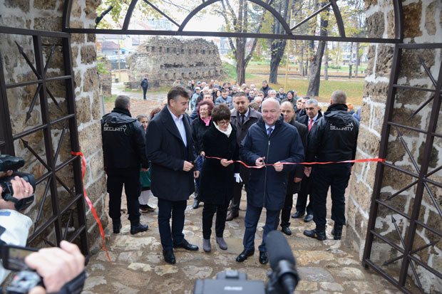 СПОЈИЛИ СРЕДЊИ ВЕК И ТРЕЋИ МИЛЕНИЈУМ: Министар Ненад Поповић и градоначелник Пирота Владан Васић отвприли реновирану тврђаву 