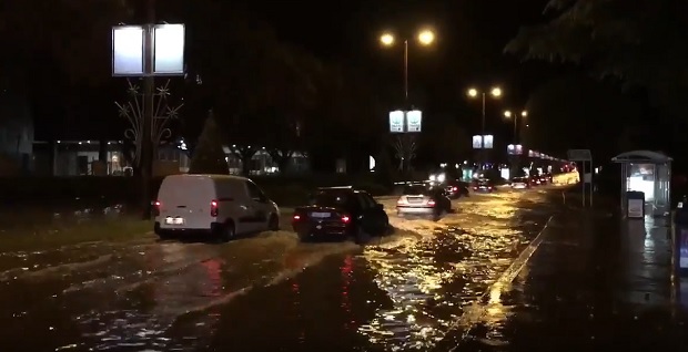 ПОТОП У СПЛИТУ: Киша поплавила улице, вода продрла и у зграде (ВИДЕО)