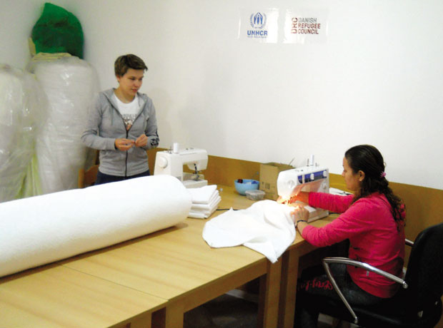 Мигранти уче да шију и фризирају