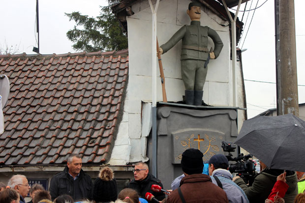 СЕЋАЊЕ НА КОЛУБАРСКУ БИТКУ У ЈАГОДИНИ: Положени венци на Споменик крајпуташ