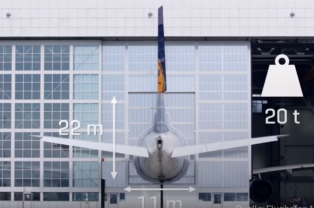 КАД ЈЕ ХАНГАР МАЛИ: Креативан начин како су упаковали авиону задњицу (ВИДЕО)