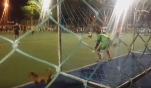 ВИДЕО: Голман је био савладан, лопта је ишла у гол, а онда се појавио - пас!