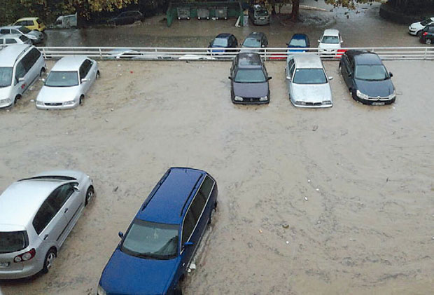 ПОСЛЕДИЦЕ НЕВРЕМЕНА У ЦРНОЈ ГОРИ: Киша покренула клизишта, угрожене куће