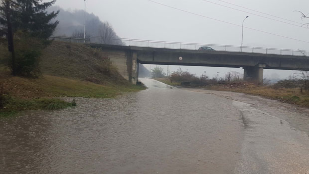 Киша прети саобраћају