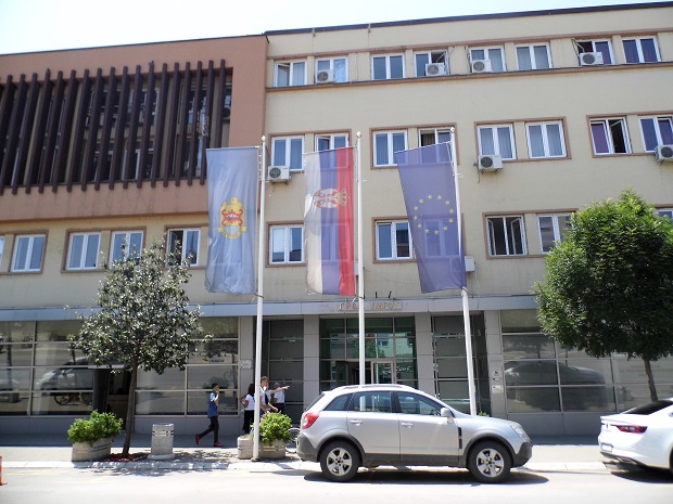 ИНЦИДЕНТ У ЦЕНТРУ ПИРОТА: Двојица мушкараца нападнута ножем


