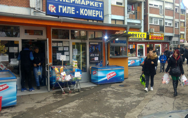 СВЕ ВЕЋЕ ТЕНЗИЈЕ НА КОСМЕТУ: Албанци спаљивали производе из Србије; Полиција у цивилу скида српске таблице?
