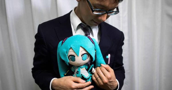 ОЖЕНИО ХОЛОГРАМ ПЕВАЧИЦЕ: Никад је нисам варао, а она мене не може