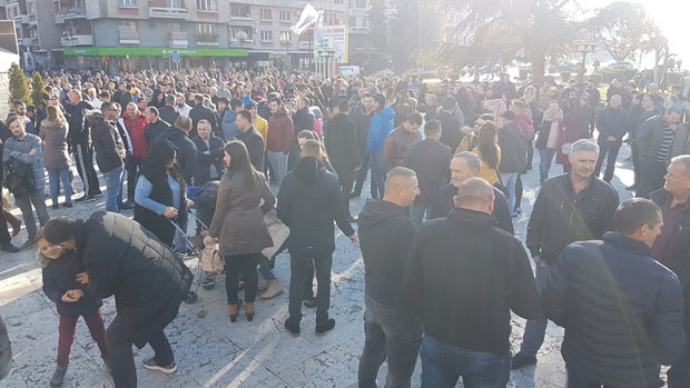 БИРОКРАТИЈА ОДЛОЖИЛА ПРОТЕСНУ ШЕТЊУ: На платоу Дома културе у Пријепољу окупило се око хиљаду грађана (ФОТО)