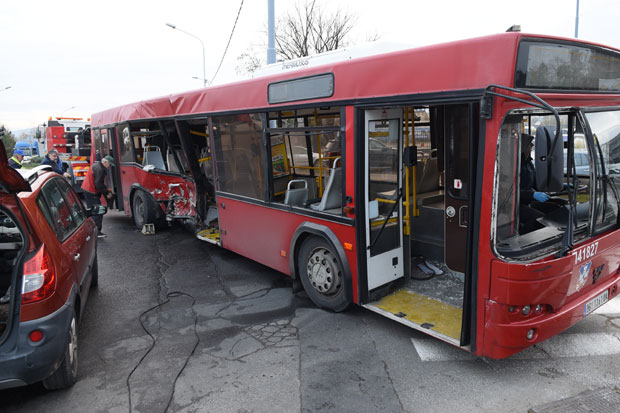 ПОГИНУЛИ У ЏИПУ: Млади пар страдао у судару са аутобусом (ФОТО)