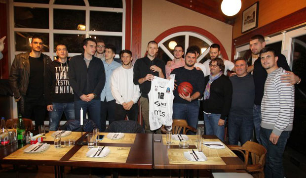 СЈАЈАН ГЕСТ ТРИНКИЈЕРИЈА: Довео цео тим Партизана на хуманитарну вечеру