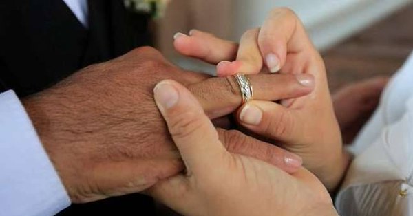 УДАЛА СЕ ЗА 44 ГОДИНЕ СТАРИЈЕГ МИЛИОНЕРА, А ОНДА САЗНАЛА УЖАСНУ ИСТИНУ: Младенци су прелиставајући албум остали у шоку пред једном фотографијом