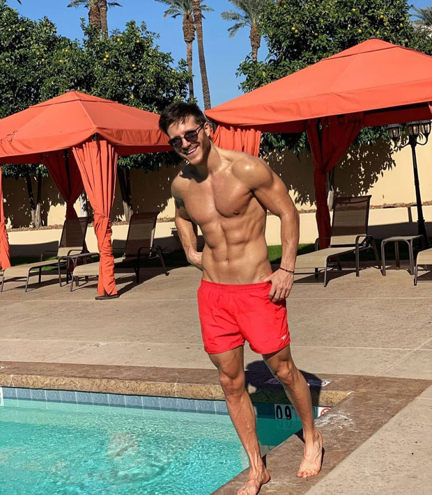 ПРИЈА СУНЦЕ АРИЗОНЕ: Голишави Саша Ковачевић опчинио обожаватељке