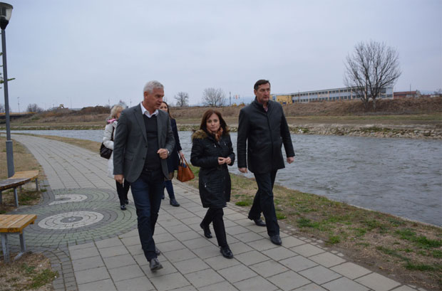 Град коначно излази на Расину