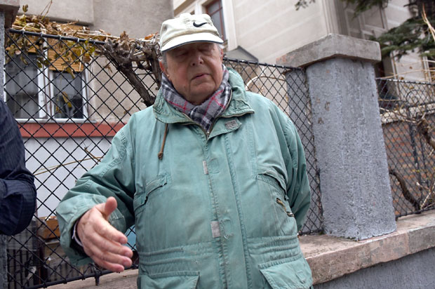 Деда Пера (80) остао на улици