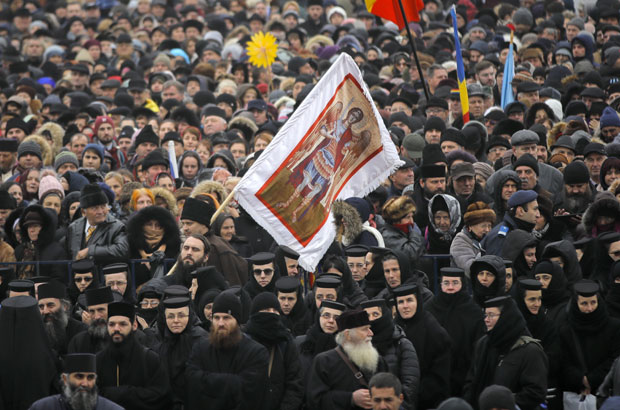 ХАОС У РЕДУ ЗА БЛАГОСЛОВ: Верници се побили испред цркве, умешала се и полиција