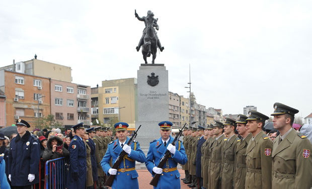 Табле у Новом Саду прелепљене плакатима Трг републике Војводине