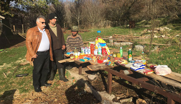 КОМШИЈЕ ГРЕЈУ БРАЋУ КАЛАБА: Муке српских повратника у Босанско Грахово
