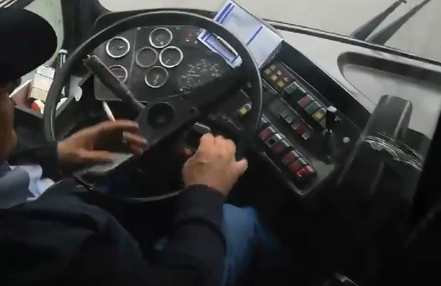 УХВАЋЕН НА ДЕЛУ: Возач ГСП са цигаретом за воланом (ВИДЕО)