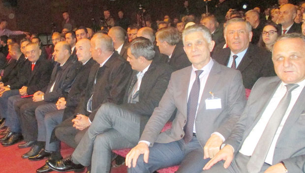 Угљанин на албанском поздравио Мету