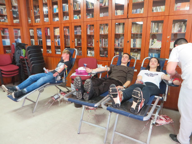 ЂАЧКА ЛЕКЦИЈА ХУМАНОСТИ: Крв дало 300 краљевачких матураната и студената 