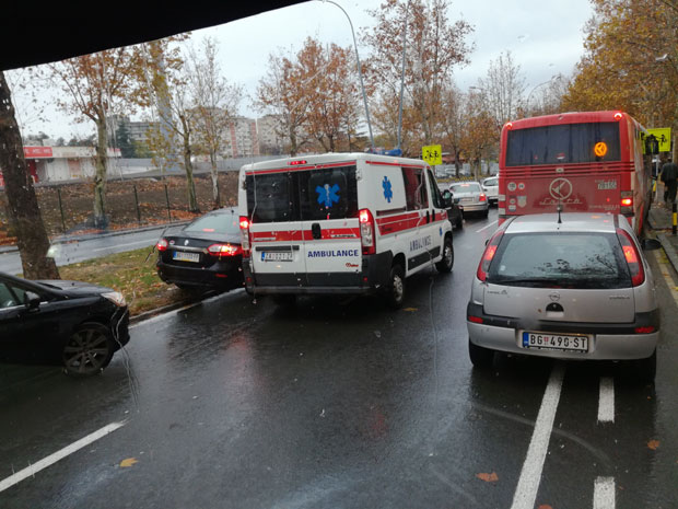 ВЕЛИКЕ ГУЖВЕ У БЕОГРАДУ: Троле стоје у Добрачиној, километарске колоне на Аутокоманди