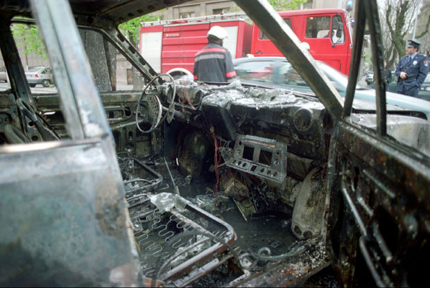 Врбовао ђаке да запале ауто бивше супруге?