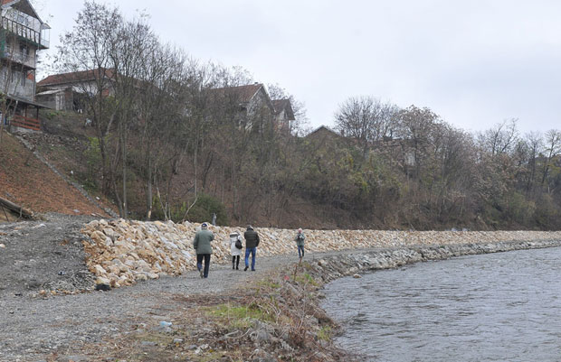БОЉА ЗАШТИТА ОД ПОПЛАВА У КРАЉЕВУ: Насипи и бедеми чувају насеља