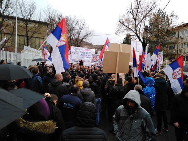 Мекалистер: Наставите политику помирења; Могеринијева тражила од Тачија да повуче одлуку о таксама 