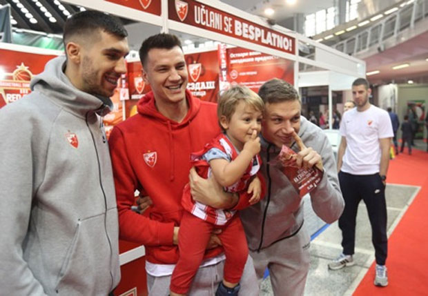 ЗВЕЗДИНИ КОШАРКАШИ НА САЈМУ СПОРТА: Ненадић, Раданов и Добрић атракција на штанду црвено-белих