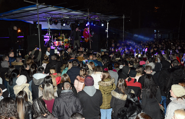 МУЗИКОМ ПРКОСЕ НАМЕТИМА: Студенти на КиМ организовали концерт у знак неслагања са политиком Приштине (ФОТО)