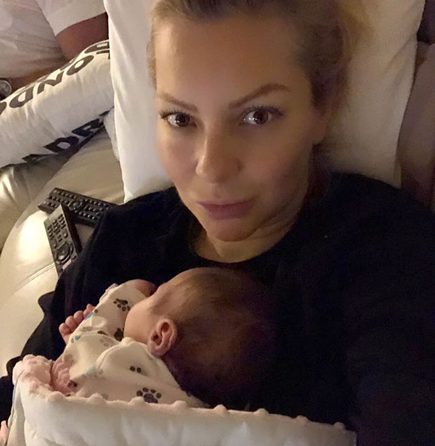 Ивана Селаков са Круном у наручју