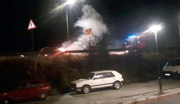 ГОРИ АУТОМОБИЛ НА МАГИСТРАЛИ: Саобраћај у прекиду (ВИДЕО)