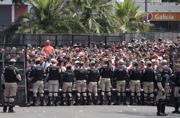 РИВЕР И БОКА ЧЕКАЈУ: Суперкласико се неће играти у Аргентини!